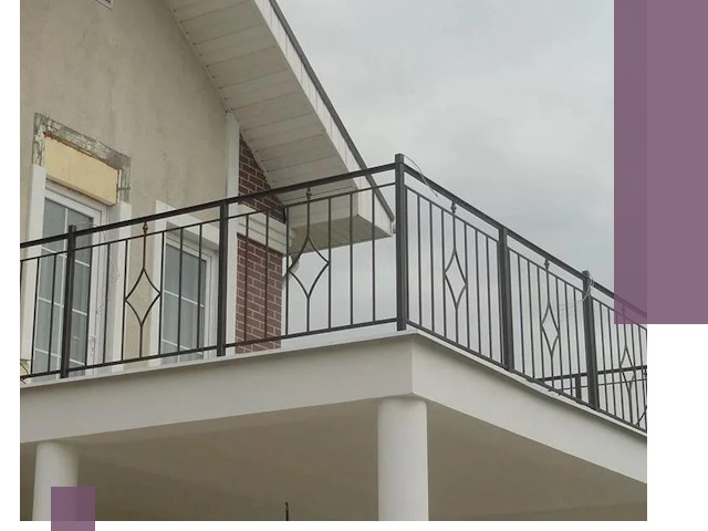 Изготовление балконных ограждений в Острогожске из металла и стекла